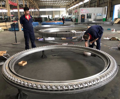 De drievoudige Rij Rubberverbinding 42CrMo4V paste Zwenkend Ring And Stacker Bearing Factory aan